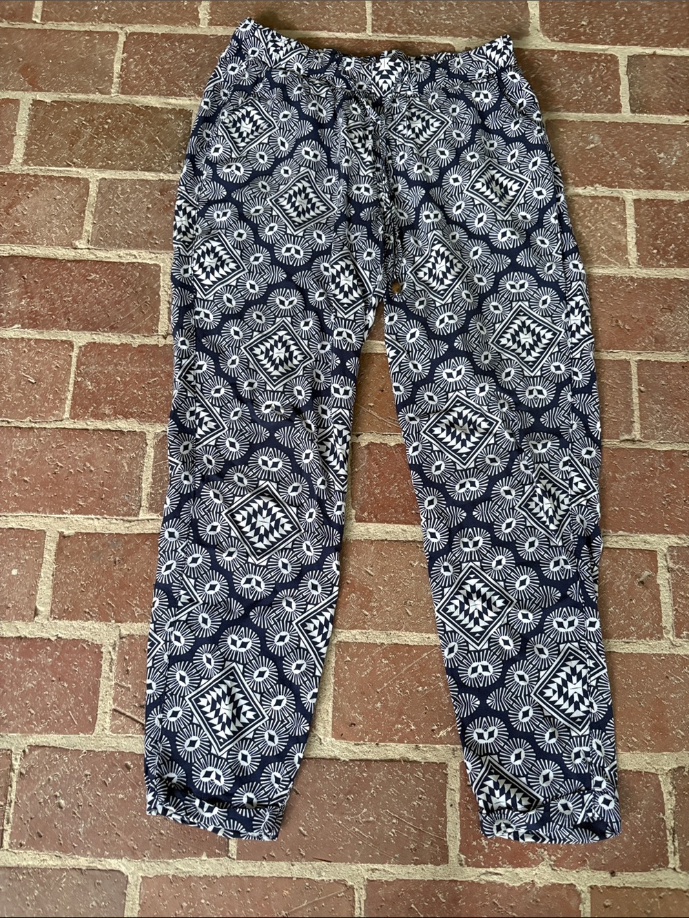 Old Navy White and Navy Geometric Print Joggers w Pockets